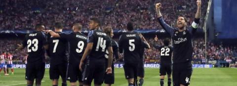 Los jugadores del Real Madrid celebra un gol