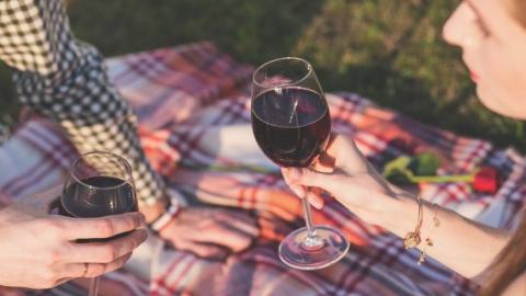 Una pareja bebiendo vino