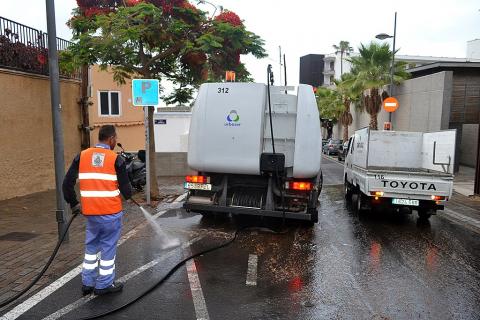 Operarios de limpieza en las calles de Santa Cruz de Tenerife