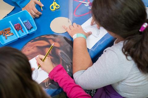 Niños en un taller