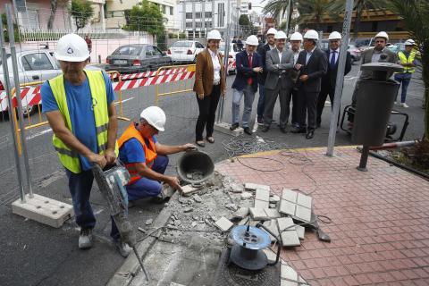 Operarios en la obra de la MetroGuagua