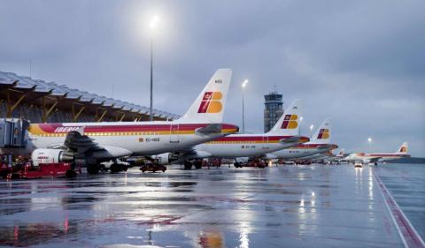 Pista de aterrizaje con aviones de Iberia