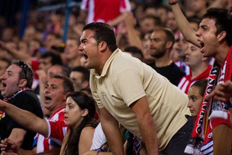 Aficionados en estadio de fútbol