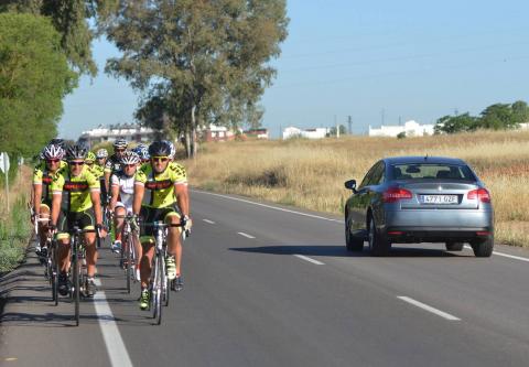 Ciclistas en una carretera