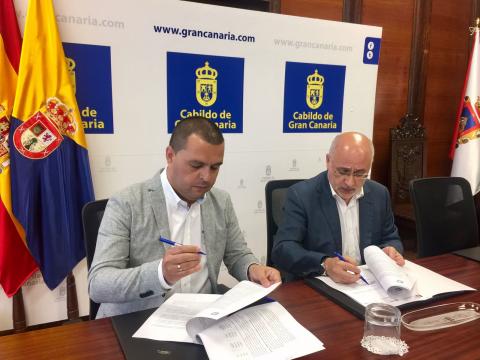 Antonio Morales y Pedro Rodríguez en la firma del convenio