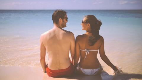 Una pareja en una playa