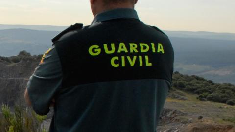 Un guardia civil de espalda