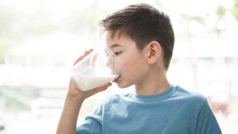 Niño bebiendo leche