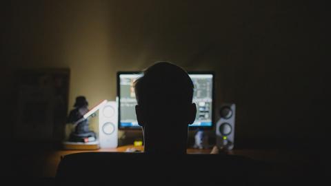 Una persona delante del ordenador de noche