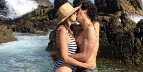 Paz Padilla y su marido dándose un beso en la playa