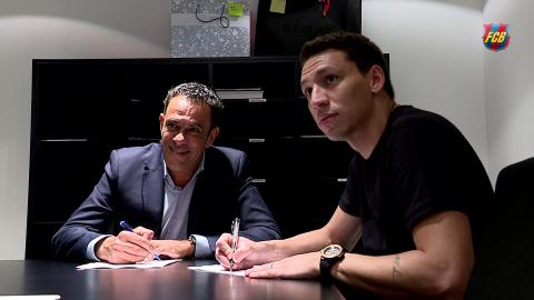 Rómulo Alves en la firma de su contrato con el FC Barcelona