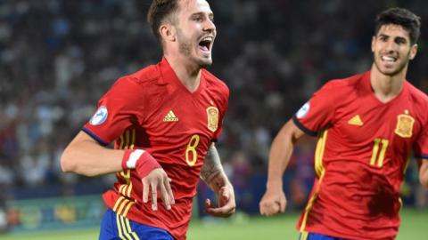 Saul Ñíguez celebra con Marco Asensio uno de sus goles