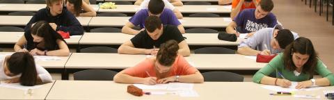 Alunmos examinándose
