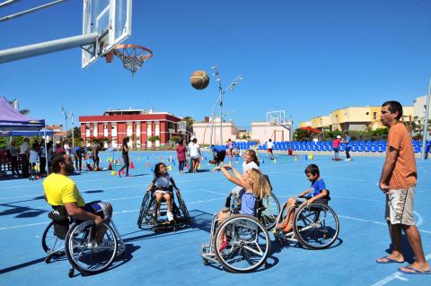 Jugadores de baloncesto en sillas de rueda
