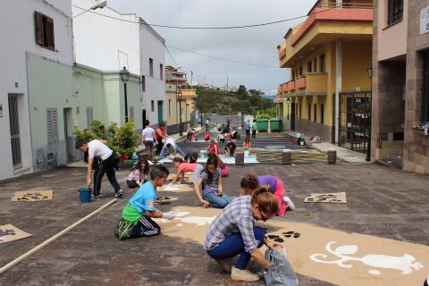 Realizando alfombras del Corpus