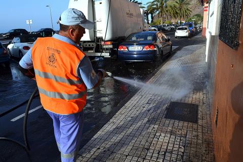 Operario de limpieza limpiando la calle en San Andrés de Santa Cruz de Tenerife