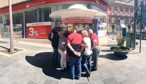 Turistas en una oficina de atención turística