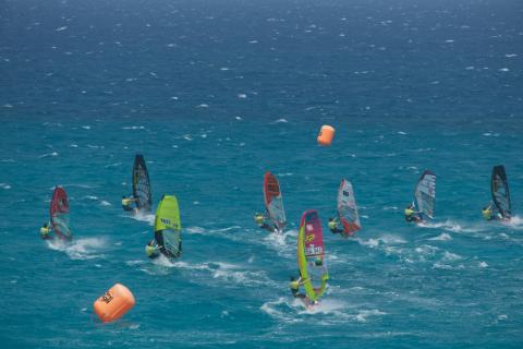 Tablas de windsurfing en la playa