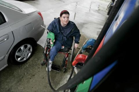 Una persona discapacitada en una gasolinera