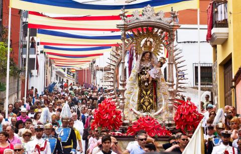 En procesión la virgen del Carmen en Los Realejos
