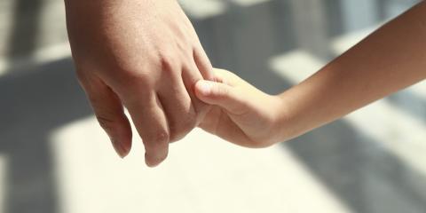Mano de una madre y un niño