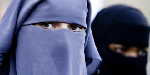 Dos mujeres con niqab