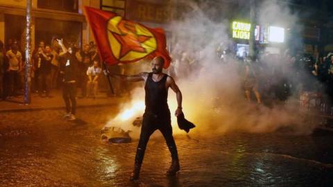 Un manifestante en las protestas del G20 de Hamburgo