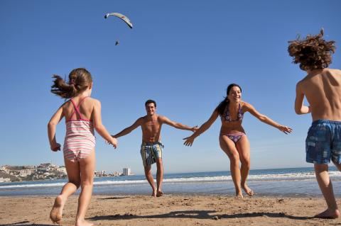 Una familia en una playa