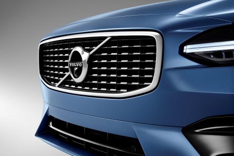 Coche con el logo de Volvo