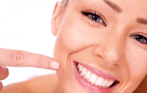 Una mujer enseñando los dientes