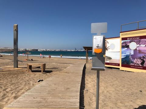 Dispensador de crema solar en la playa de Puerto del Rosario