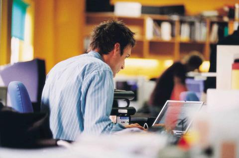 Un trabajador en una oficina
