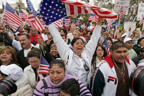 Hispanos con banderas de EEUU