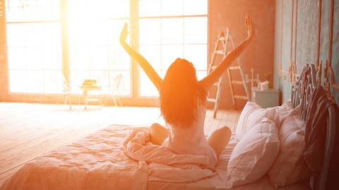 Una mujer levantándose de la cama