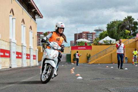 Una mujer en una moto