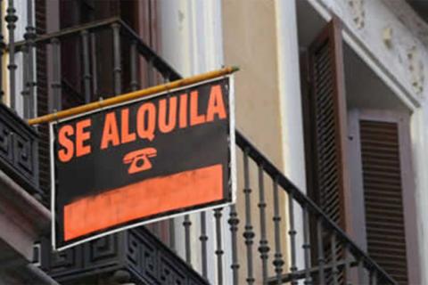 Cartel de se alquila en un balcón de una vivienda