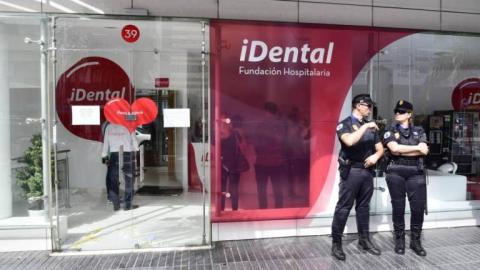 Policías delante de una oficina de iDental