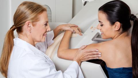 Una mujer haciéndose una mamografía 