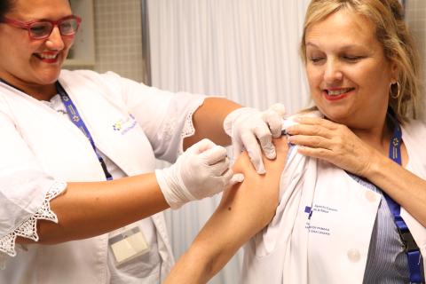 Una mujer vacunándose
