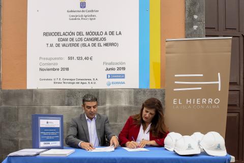 Narvay Quintero e Isabel Allende firmando el convenio