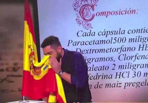 Dani Mateo sonándose con la bandera de España