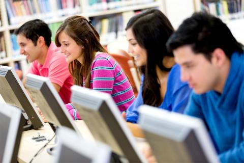 Estudiantes en el ordenador
