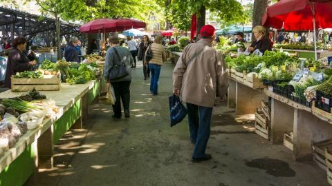 Un anciano en un mercadillo