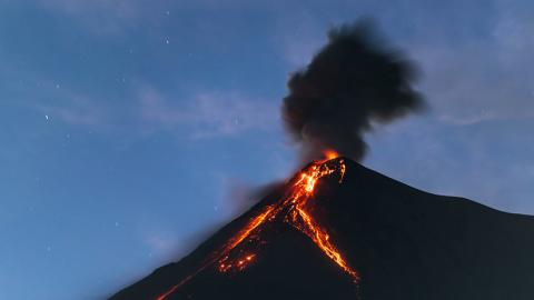 El volcán de Fuego de Guatemala lanza cenizas