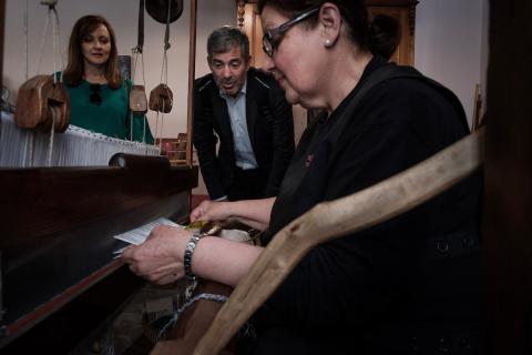 Fernando Clavijo con las hilanderas de El Paso