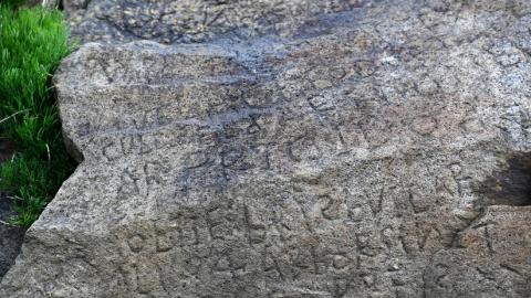 La 'piedra de Rosetta' de la localidad francesa de Plougastel-Daoulas La 'piedra de Rosetta' de la localidad francesa de Plougastel-Daoulas