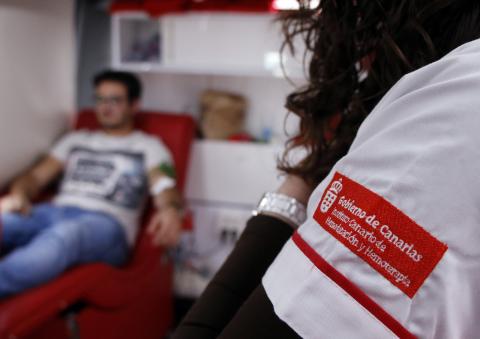 Donación de sangre un joven donando sangre