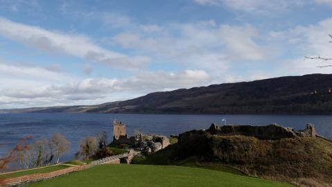 El lago Loch Ness, Escocia, Reino Unido