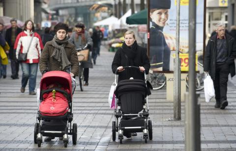 Madres con carritos de bebés