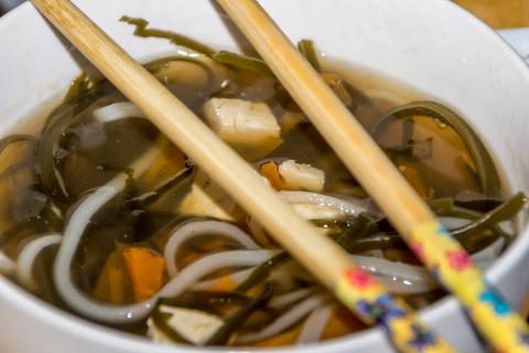 Sopa de algas, tofu y noodles / José Fco. Fernández Belda Sopa de algas, tofu y noodles